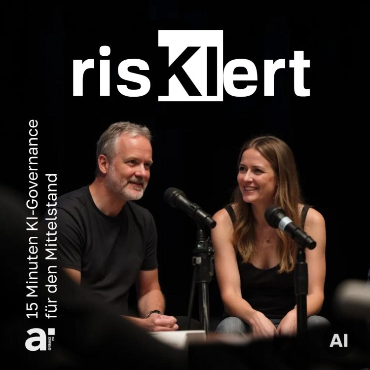 Ekkehard Schmider und eine Gesprächspartnerin sitzen lächelnd vor Mikrofonen, darüber der Titel „risKIert – 15 Minuten KI-Governance für den Mittelstand".