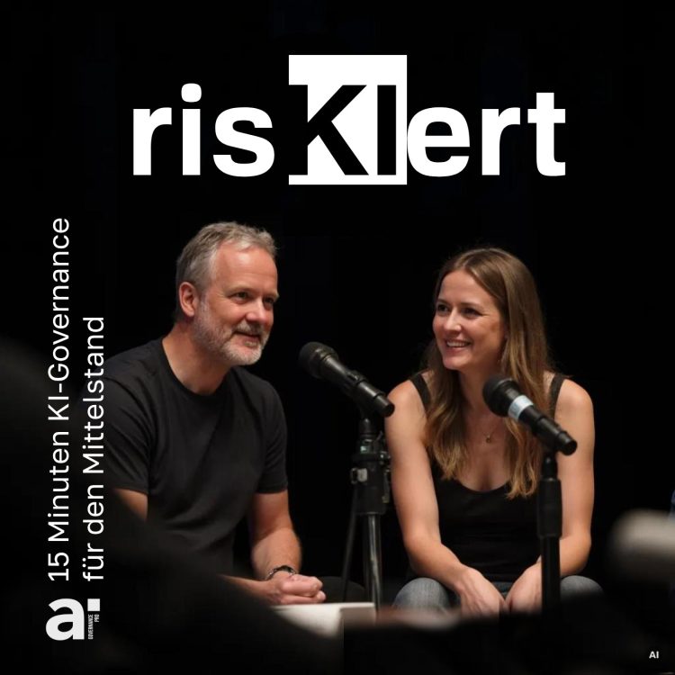 Ekkehard Schmider und eine Gesprächspartnerin sitzen lächelnd vor Mikrofonen, darüber der Titel „risKIert – 15 Minuten KI-Governance für den Mittelstand".